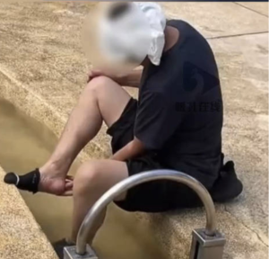 公園回應(yīng)男子在兒童水池扣腳,，工作人員回應(yīng)