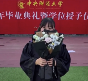 女生拍畢業(yè)照時(shí)背后牌匾“配合”謝幕 網(wǎng)友：這是母校送你的最后一陣風(fēng)