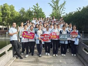 一班三個(gè)高分屏蔽考生，查到成績(jī)班主任嘴角壓不住了鼓掌狂喜