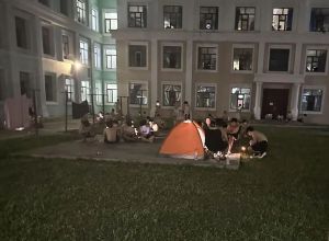 哈爾濱高溫高校學生回應在樓道睡覺 宿舍太熱無奈之舉