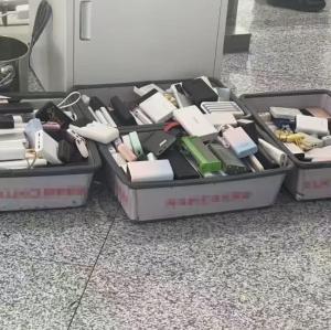 成筐充電寶被攔 有人當(dāng)場崩潰 新規(guī)引發(fā)熱議