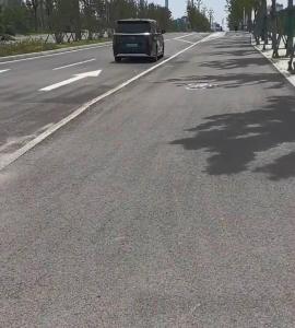 女子吐槽路口“隱形臺(tái)階路” 騎車人頻摔傷