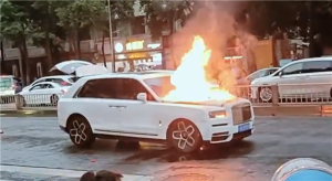 成都街頭一臺庫里南起火 豪車損失慘重