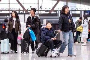 鐵路部門試點(diǎn)行李送家服務(wù) 輕松出行新選擇