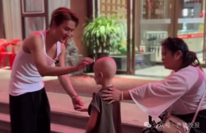 吳克群現(xiàn)身街頭幫患癌小朋友賣花 愛心行動溫暖人心