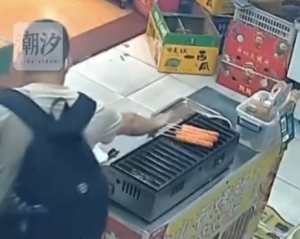 男子偷走烤腸后又順走兩個(gè)榴蓮 老板：今晚注定徹夜難眠