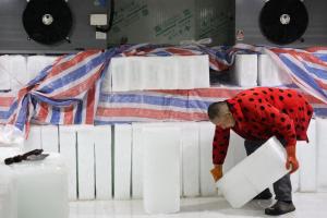 高溫天制冰廠一天售出200噸冰塊 制冰機24小時不停轉(zhuǎn)