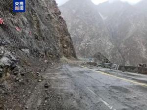 新疆獨庫公路北段出現(xiàn)山體塌方 降雨引發(fā)雙向交通管制