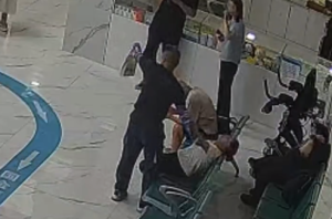 生死時速！醫(yī)生門診大廳飛奔救下腦梗女子