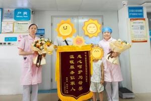 女子帶鮮花錦旗致謝暖心醫(yī)生，專業(yè)服務(wù)暖人心