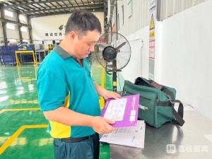 郵遞員爸爸投遞兒子南大錄取通知書 夢(mèng)想照進(jìn)現(xiàn)實(shí)