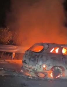 全家旅游遇車禍兩女兒遇難妻子燒傷 事故現(xiàn)場(chǎng)一片狼藉