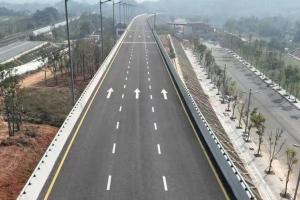 长沙高铁西站核心工程迎重大进展 东高架桥面沥青摊铺完成