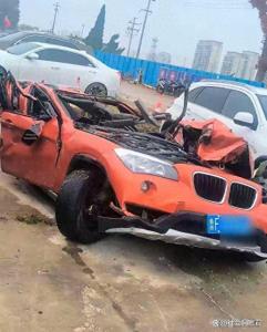 烟台渣土车侧翻压扁两车 生死瞬间路人齐救援