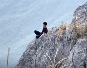 男子坐悬崖边疯狂“练功” 惊险画面引爆网络！