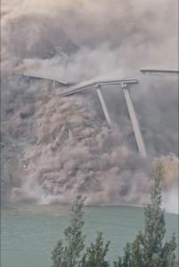 阿坝州双江口红旗桥引桥为何垮塌?官方:已成立专项工作组，原因尚需进一步核查 边坡垮塌引发关注