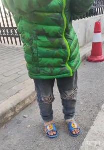 官方回应"女孩寒冬穿拖鞋捡食" 多部门联合救助