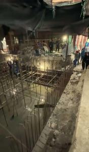 城管回应居民挖地下室形成数米深坑 违规施工已受理调查