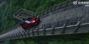 路虎揽胜也曾挑战穿过99道弯，登上天门山999级天梯