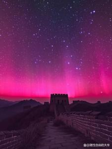 北京夜空惊现粉绿极光！肉眼可见 梦幻天象震撼京城