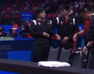 樊振东被击到胸口后的反应太搞笑，可爱到犯规