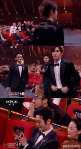 易烊千玺获奖时其他演员反应 全场集体打call