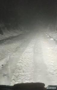 山路积雪半挂车司机滞留一整夜 大雪封路车辆难行