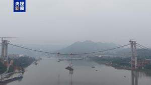 黄桷沱长江大桥首节钢桁梁吊装完成 开启上部结构拼装新篇章