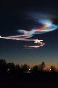 甘肃多地上空现“七彩祥云” 火箭尾迹造就绚丽奇观