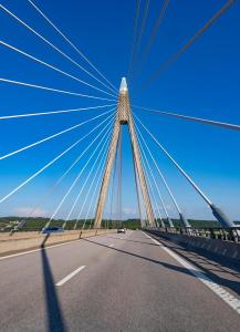 今年已经有三座特大桥接连垮塌 媒体：基建安全容不得“短命工程”