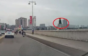 民警就医途中发现一女子欲跳桥 立即停车飞奔救下