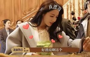 迪丽热巴不停夸蛇好漂亮 花絮曝光引热议