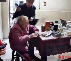 男子暴打92岁母亲被拘，村民：老人“精神有点问题”，丢东西还冤枉孙媳妇！