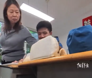 可爱！班上有人为生病同学制作了上课替身