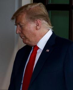 民调显示特朗普的支持率跌至38% 处理生活成本不满