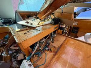 中国航海家翟墨南极行途中遭洗劫 船只损毁严重