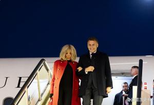 交流环节结束后马克龙又多回答问题 提出三项重要请求