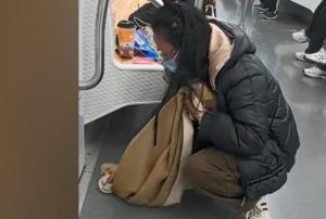 地鐵上用圍巾擦奶茶的女生找到啦 蘇州地鐵點(diǎn)贊并送新圍巾