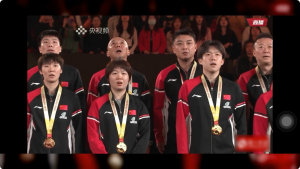 國乒擊敗日本后齊唱《義勇軍進行曲》 升國旗奏國歌慶祝勝利