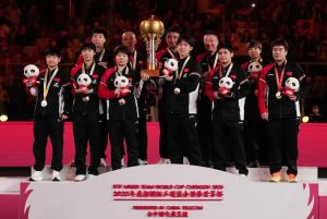 林詩(shī)棟說混團(tuán)世界杯獎(jiǎng)杯沉甸甸 國(guó)乒三連冠偉業(yè)