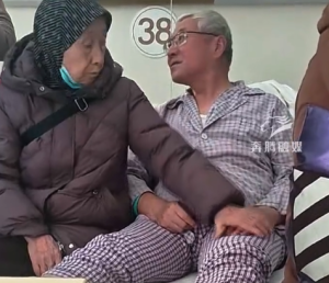 令人动容！70岁儿子生病90岁母亲满眼心疼