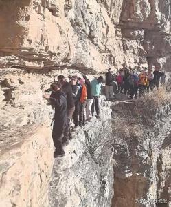 驴友无防护爬百米深悬崖 村镇回应 加强劝阻引导文明游览