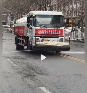 兰州当地回应下雪天仍洒水 液体融雪剂助出行