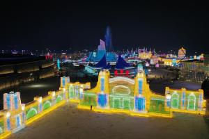 一分钟看“冰雪大世界”是如何建造的 冰与光的奇迹