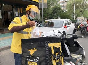 女生偷拿同楼住户全部外卖 校园外卖柜事件引发热议