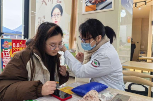 高三男生自学中医 同学们排队把脉