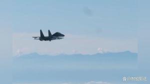 空军飞行员驾驶战机俯瞰宝岛 彰显主权与实力