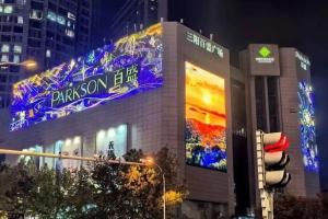 跨年人群被两块大屏时差整懵圈 双屏不同步意外走红