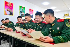 千里之外的来信让硬汉官兵红了眼眶 孩子们的真心温暖军营