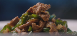 原来网上的辣椒炒肉是这样摆拍出来的